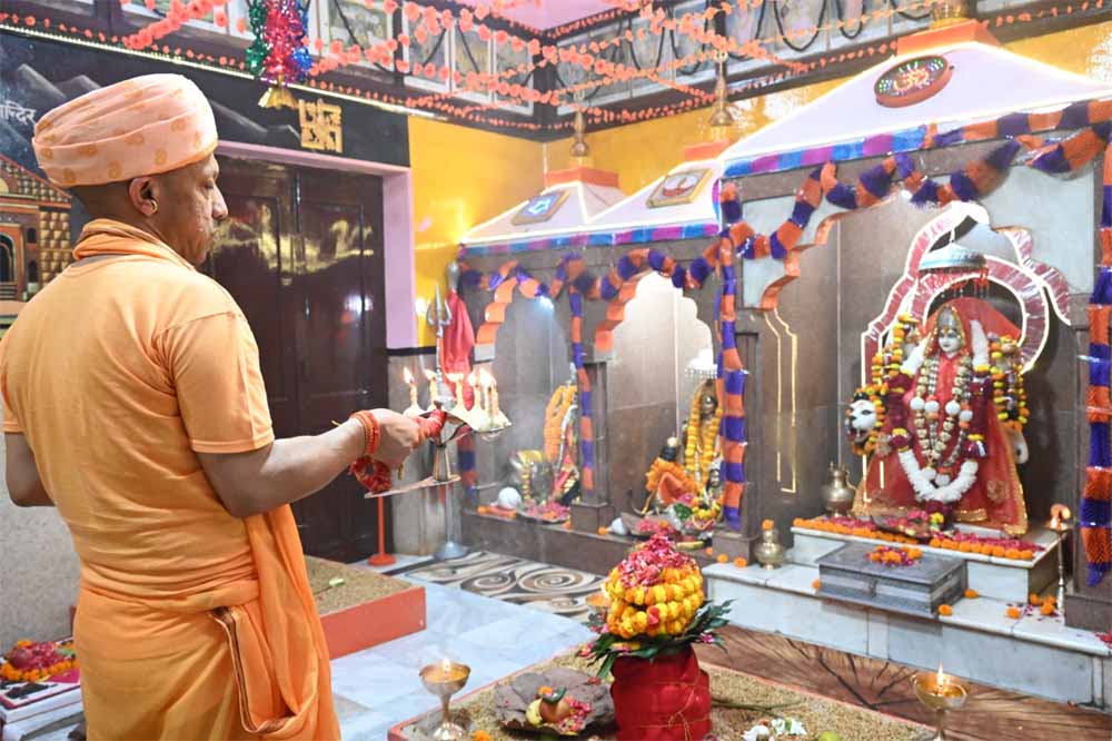 गोरक्षपीठ में वैदिक विधि विधान से शारदीय नवरात्र के विशेष अनुष्ठान का शुभारंभ गोरक्षपीठ में वैदिक विधि विधान से शारदीय नवरात्र के विशेष अनुष्ठान का शुभारंभ