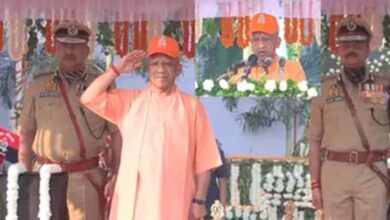 पुलिस स्मृति दिवस पर सीएम योगी ने शहीद जवानों को दी श्रद्धांजलि, परिजनों से मिलकर जाना हाल